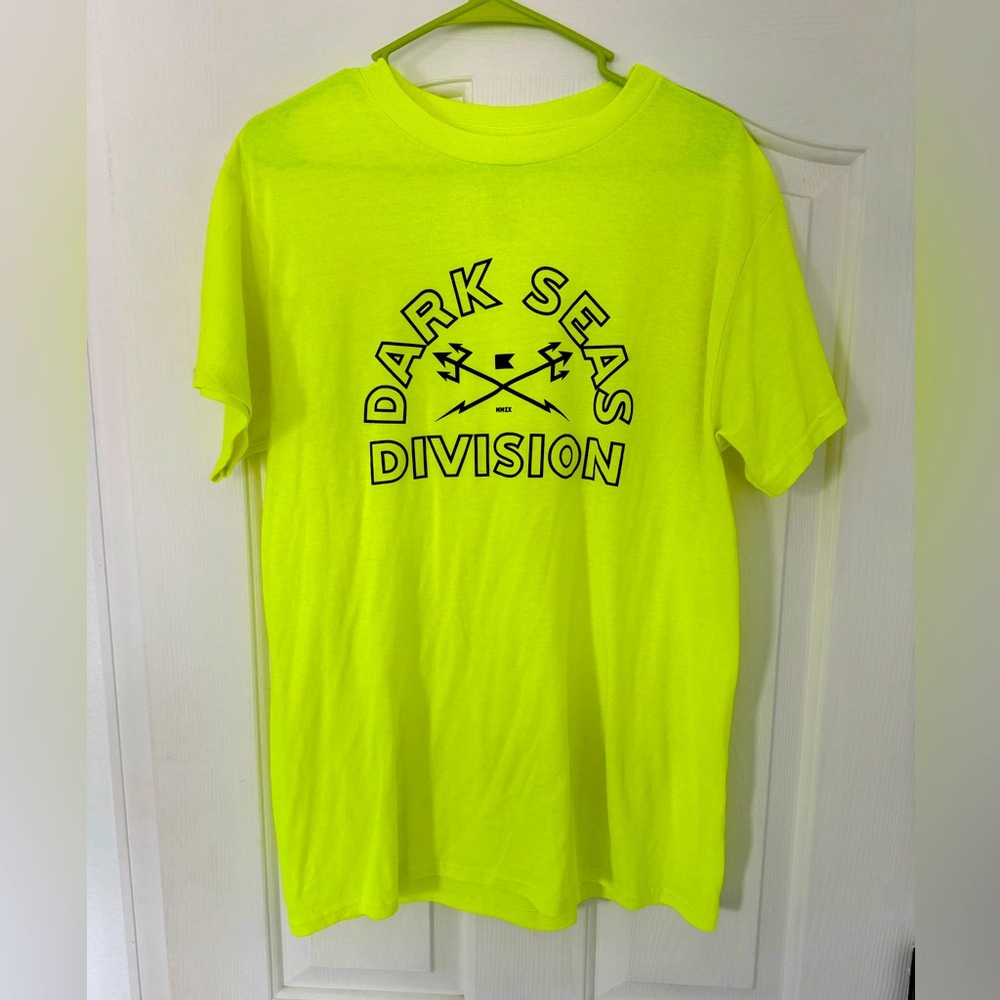 Dark Seas Surf Surfboard Beach Ocean Yellow  Men's T-Shirt  Size M Medium NWOT